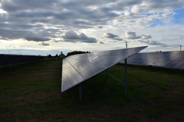 Földre Szerelt Napelemek Termelnek Villamos Energiát Egy Felhős Napon Felhők — Stock Fotó