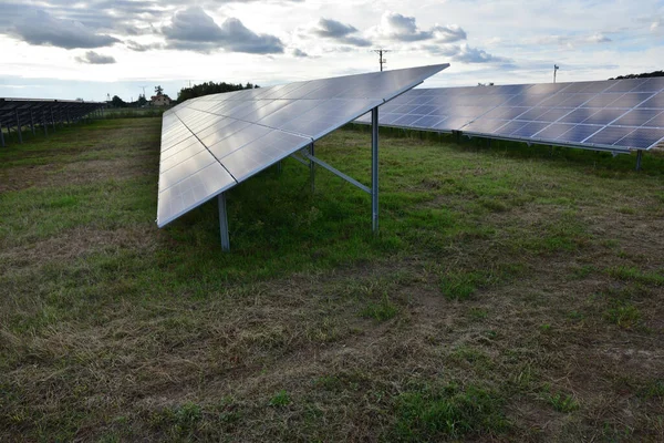 地面安装的太阳能电池板在阴天发电 — 图库照片