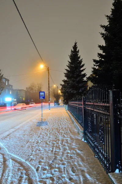 Zimní Dekorace Sníh Ulicích Chladné Zimní Noci Osvětlené Pouličními Lampami — Stock fotografie