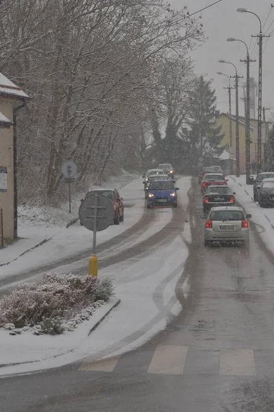 大雪の中 雪や雪に覆われた車の中で雪に覆われた道路 ホイールマーク — ストック写真