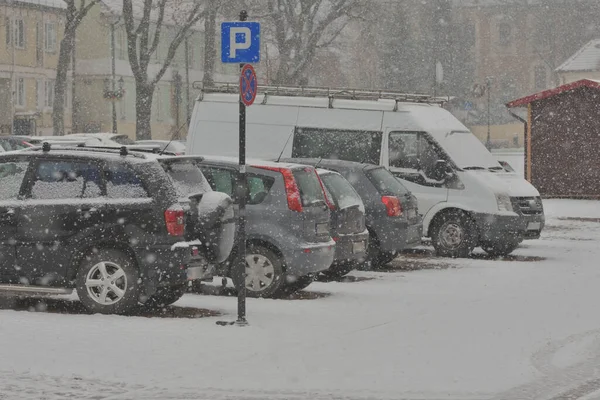 Заснеженная Дорога Следы Колес Снегу Покрытые Снегом Автомобили Время Сильного — стоковое фото