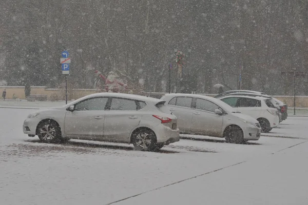 Estrada Coberta Neve Marcas Rodas Neve Carros Cobertos Neve Durante — Fotografia de Stock