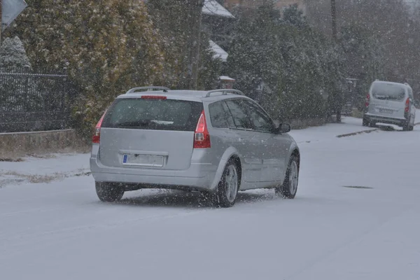 大雪の中 雪や雪に覆われた車の中で雪に覆われた道路 ホイールマーク — ストック写真