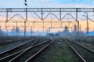 Demiryolu altyapısı, raylar, raylar ve güç kabloları rayların üzerinde. Kablo. 