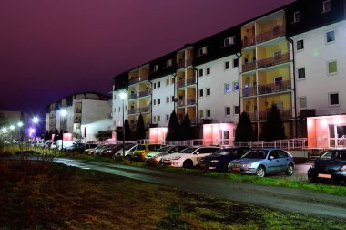 Evler ve binalar, bir yaz gecesinde lambaların olağandışı ışığıyla aydınlandı. Gece. 