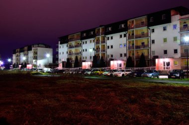 Evler ve binalar, bir yaz gecesinde lambaların olağandışı ışığıyla aydınlandı. Gece. 