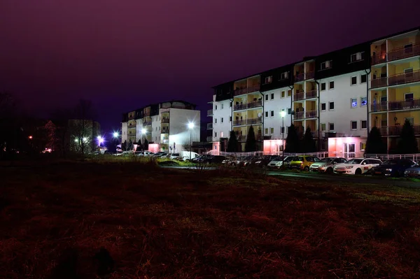 Casas Edificios Iluminados Con Luz Inusual Lámparas Una Noche Verano — Foto de Stock