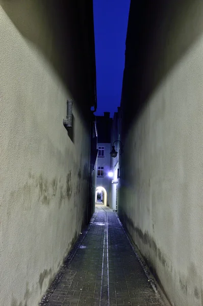 Estrecho Pasaje Una Lámpara Iluminadora Estrecho Pasaje Entre Edificios Históricos — Foto de Stock