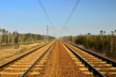 Tren rayları ve katılımlar müşteriye mal getiren treni bekliyor. Gün. 