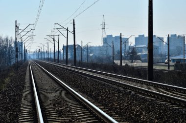 Tren rayları ve katılımlar müşteriye mal getiren treni bekliyor. Gün. 