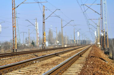 Tren rayları ve katılımlar müşteriye mal getiren treni bekliyor. Gün. 