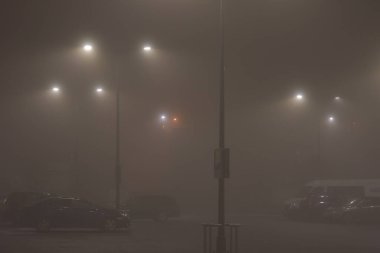 Akşamları şehirde sis, sokak lambalarıyla aydınlatılıyor. Gece. 