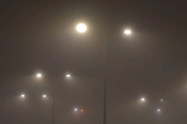 Nebel Der Stadt Abend Beleuchtet Von Straßenlaternen Nacht — Stockfoto