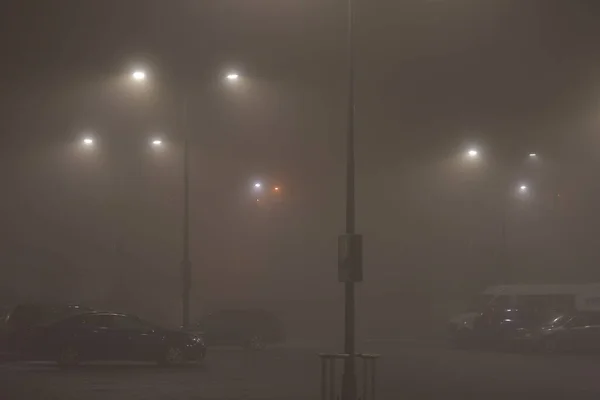 Niebla Ciudad Por Noche Iluminada Por Farolas Noche — Foto de Stock