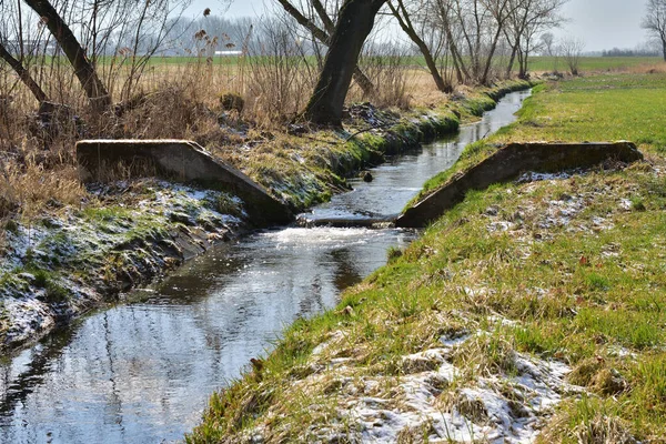 Pequeno Riacho Dividido Por Uma Barragem Concreto Dia Ensolarado Primavera — Fotografia de Stock