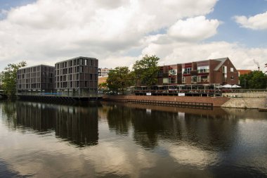 Güneşli bir günde Wroclaw 'da dar bir sokak. Şehir. 