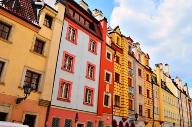 Güneşli bir günde Wroclaw 'da dar bir sokak. Şehir. 