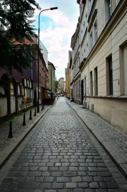 Güneşli bir günde Wroclaw 'da dar bir sokak. Şehir. 