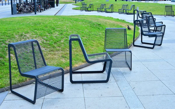 의자가 콘크리트 광장에 있습니다 — 스톡 사진
