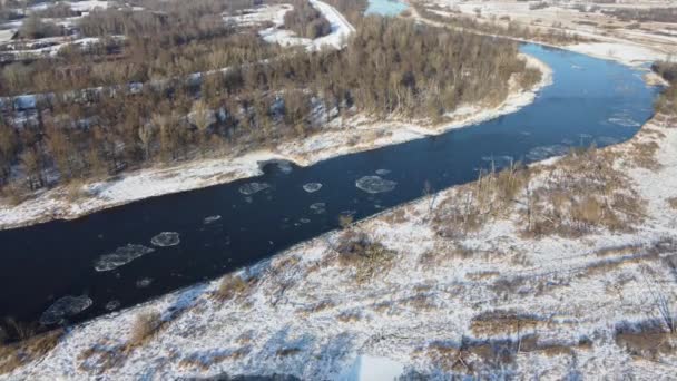 Kış Güneşli Bir Günde Donduktan Bir Dakika Sonra Nehrin Üzerinden — Stok video