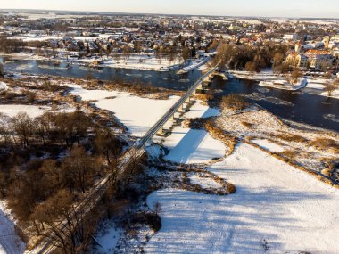 Güneşli bir kış gününde şehir, nehir ve köprü yüksekten görüldü ve fotoğraflandı. İHA. 