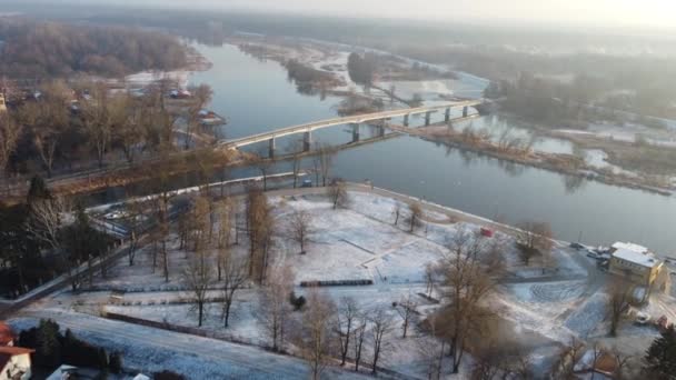 晴れた冬の日に街 橋を渡るドローン飛行 — ストック動画