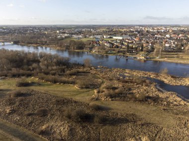 Nehir kenarındaki küçük bir kasaba ve güneşli bir sonbahar gününde insansız hava aracından çekilen turistik yerler. Sonbahar. 