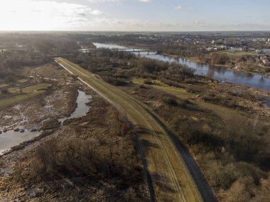 Nehir kenarındaki küçük bir kasaba ve güneşli bir sonbahar gününde insansız hava aracından çekilen turistik yerler. Sonbahar. 