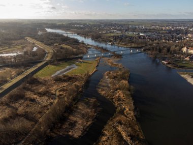 Nehir kenarındaki küçük bir kasaba ve güneşli bir sonbahar gününde insansız hava aracından çekilen turistik yerler. Sonbahar. 