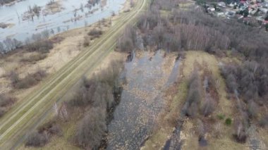Serin bir sonbahar gününde nehrin kuş bakışı manzarası, sel setleri ve bir köprü. Kış.
