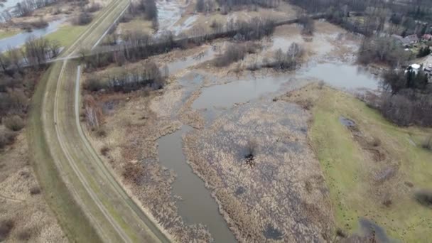 涼しい秋の日に川 洪水堤防や橋の鳥の目のビュー — ストック動画