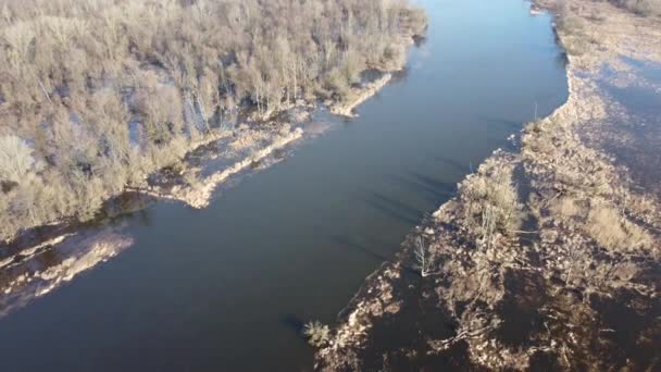 涼しい秋の日に川 洪水堤防や橋の鳥の目のビュー — ストック動画