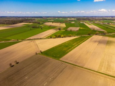 Bahar tarlaları, çayırlar ve köyler güneşli, güneşli bir günde kuş bakışı görülür..