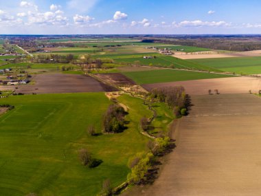 Bahar tarlaları, çayırlar ve köyler güneşli, güneşli bir günde kuş bakışı görülür..