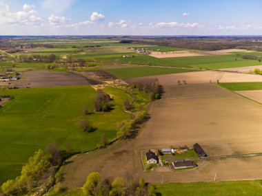 Bahar tarlaları, çayırlar ve köyler güneşli, güneşli bir günde kuş bakışı görülür..