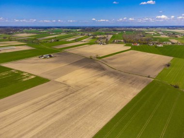 Bahar tarlaları, çayırlar ve köyler güneşli, güneşli bir günde kuş bakışı görülür..