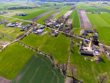 Bahar tarlaları, çayırlar ve köyler güneşli, güneşli bir günde kuş bakışı görülür..