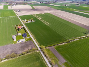 Bahar tarlaları, çayırlar ve köyler güneşli, güneşli bir günde kuş bakışı görülür..