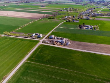 Bahar tarlaları, çayırlar ve köyler güneşli, güneşli bir günde kuş bakışı görülür..
