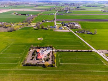 Bahar tarlaları, çayırlar ve köyler güneşli, güneşli bir günde kuş bakışı görülür..