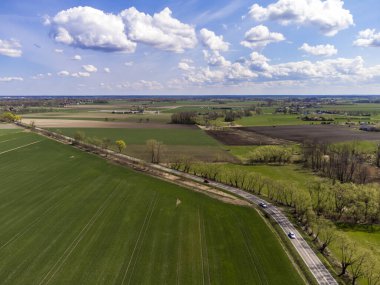 Bahar tarlaları, çayırlar ve köyler güneşli, güneşli bir günde kuş bakışı görülür..