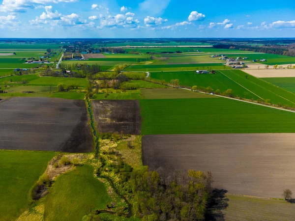 Bahar tarlaları, çayırlar ve köyler güneşli, güneşli bir günde kuş bakışı görülür..