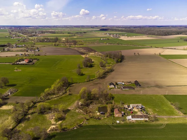 Bahar tarlaları, çayırlar ve köyler güneşli, güneşli bir günde kuş bakışı görülür..