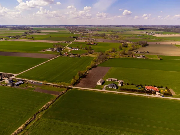 Bahar tarlaları, çayırlar ve köyler güneşli, güneşli bir günde kuş bakışı görülür..