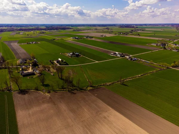 Bahar tarlaları, çayırlar ve köyler güneşli, güneşli bir günde kuş bakışı görülür..