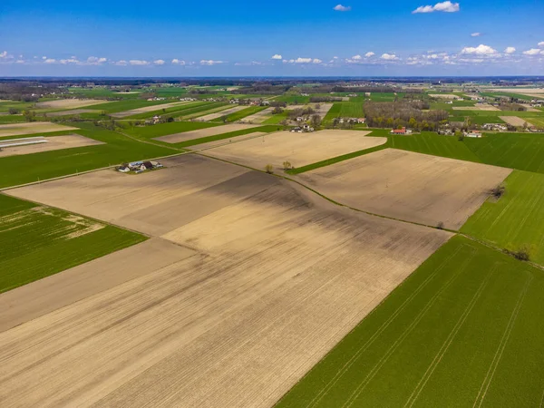 Bahar tarlaları, çayırlar ve köyler güneşli, güneşli bir günde kuş bakışı görülür..