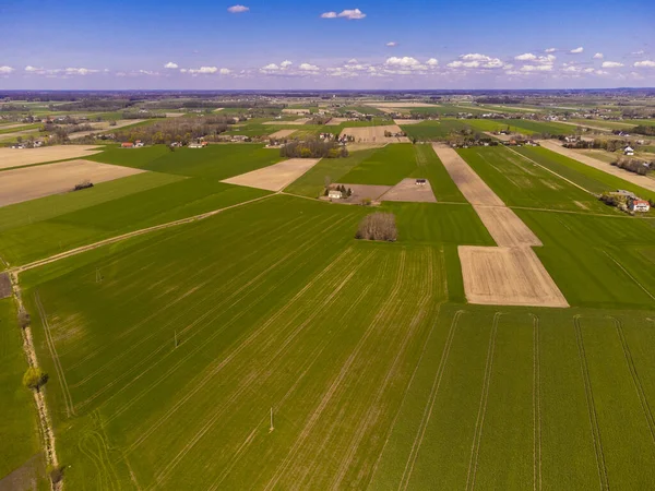 Bahar tarlaları, çayırlar ve köyler güneşli, güneşli bir günde kuş bakışı görülür..