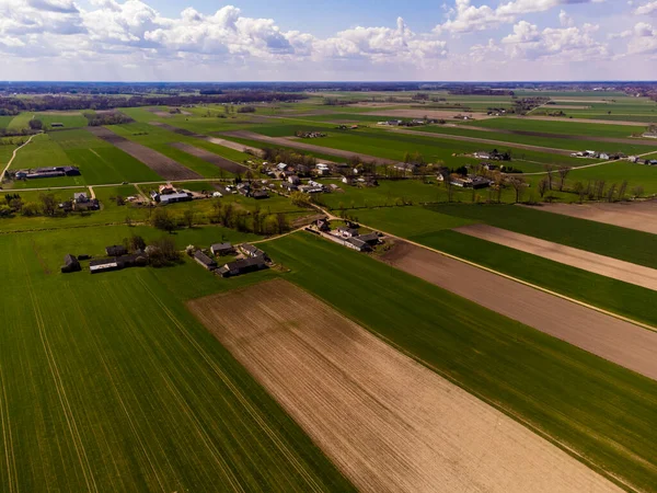 Bahar tarlaları, çayırlar ve köyler güneşli, güneşli bir günde kuş bakışı görülür..