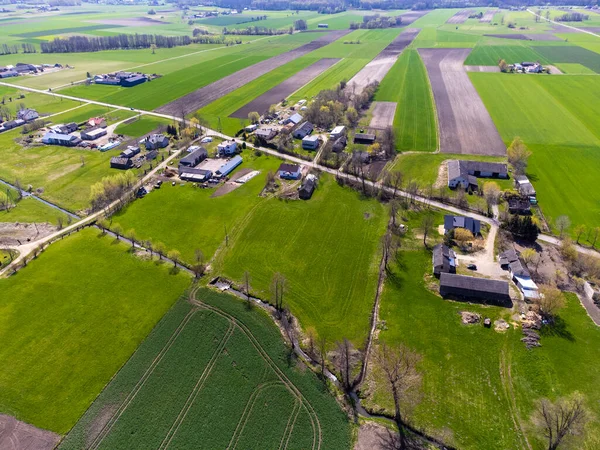 Bahar tarlaları, çayırlar ve köyler güneşli, güneşli bir günde kuş bakışı görülür..