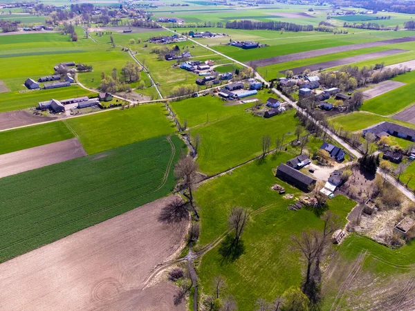 Bahar tarlaları, çayırlar ve köyler güneşli, güneşli bir günde kuş bakışı görülür..